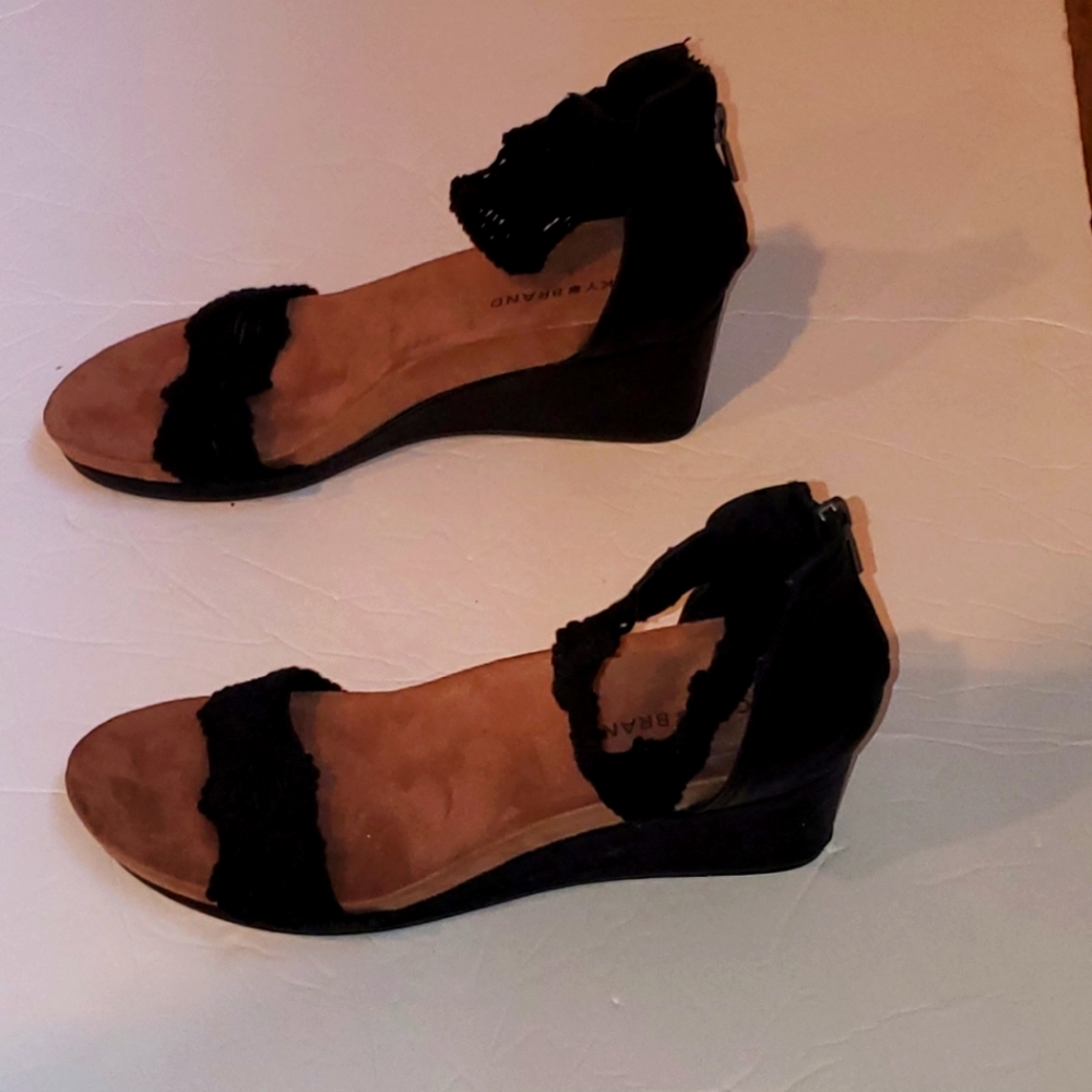 Lucky Brand Suede Sandals black